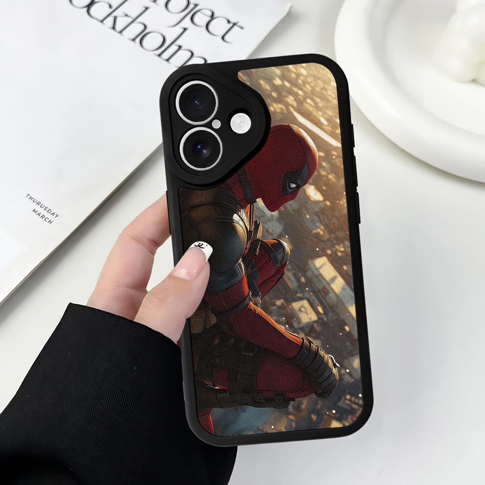 （画像用） Deadpool デッドプール 【iPhone 16シリーズ対応】シリコンスマホケース（レザー調） 材質：シリコン